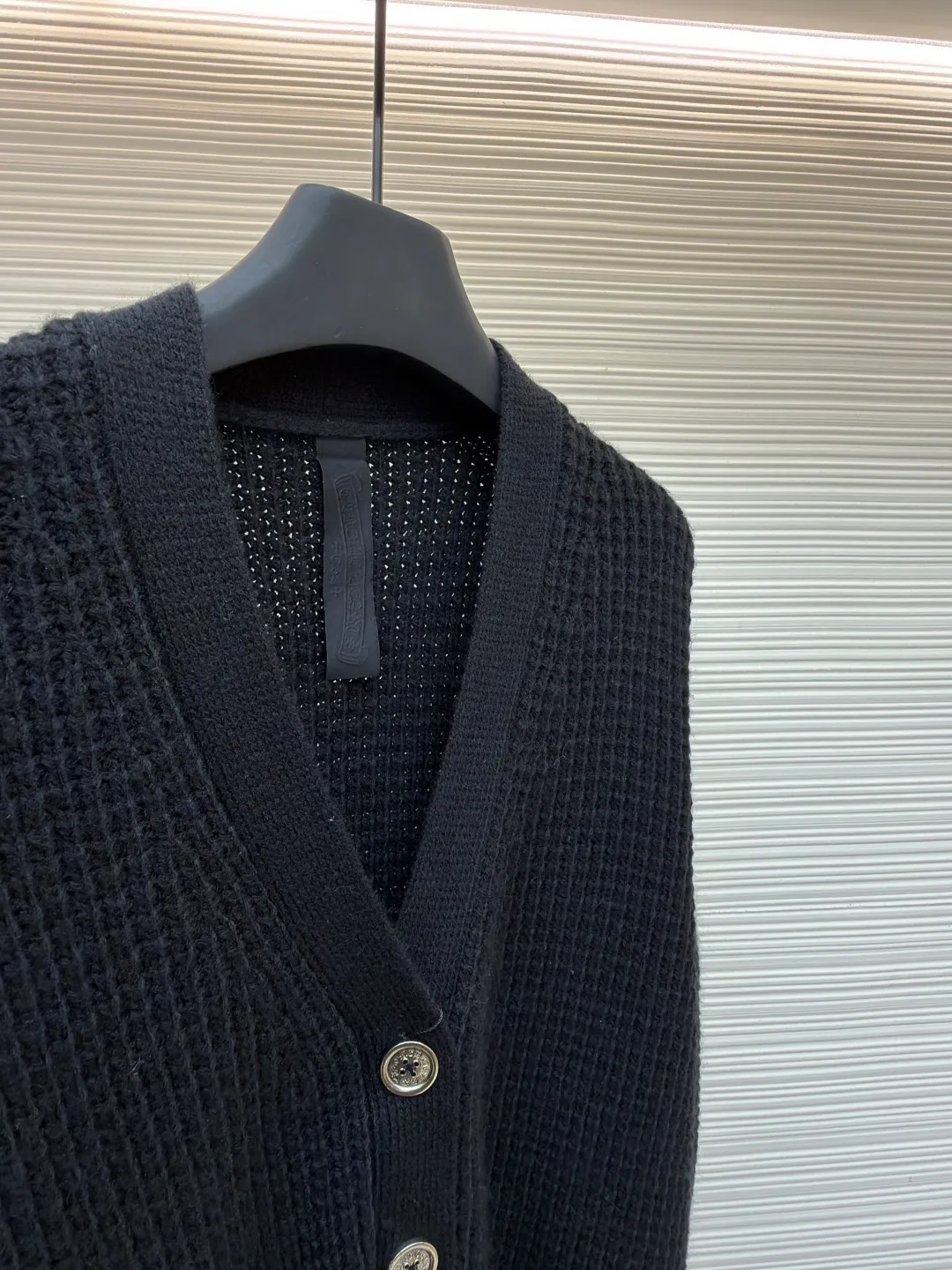 Chrome Hearts waffle cashmere cardigan ●Item number: 1682054-B85 ●Fabric: cashmere fabric ●Technology: hand-sealed label making ●Color: black ●Version: loose fit ●Weight: about 760 grams ●Size: S-M-L ●Description: Purchased from the original button counter for 52,000. The custom-spun yarn is made of 55% cashmere + 20% wool + 20% special nylon + 5% anti-pilling acrylic blended material. Customized placket and lining placket protein leather. Customized double-layer cross leather label. Customized mold opening accessories silver ornaments. With air cooler shaping + pure hand sealing label. Sewing buttons. Same style for men and women. The workmanship details are very good. The overall wiring is straight and delicate, the fabric is comfortable and soft, and the color is consistent without color difference. It can be matched with the same style to create a fashionable look and control various occasions. Customized accessories, complete with three standards, same style for men and women!